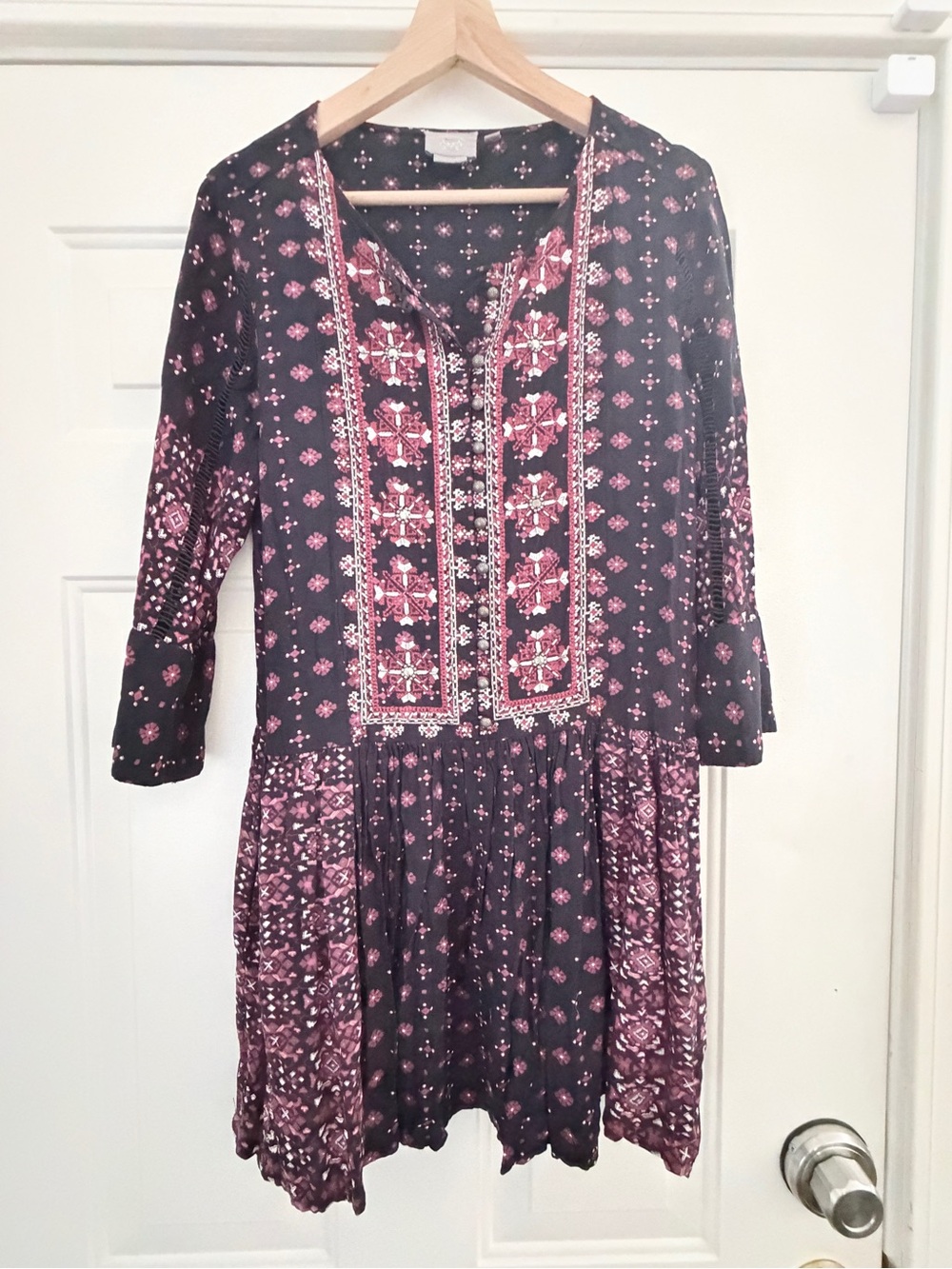 Vanessa Virgina  Navy‎ and Burgundy Printed Beaded Boho dress. Sz M